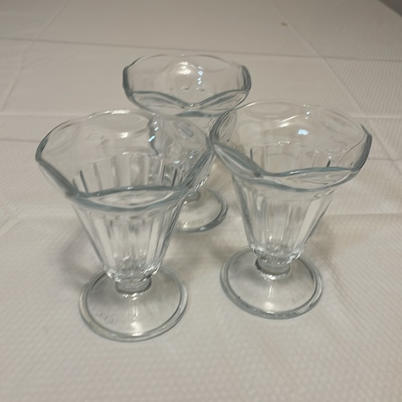 Set of 3 Vintage Anchor Hocking Tulip shaped Dessert   Ice Cream Sundae Glasses - Picture 2 of 6